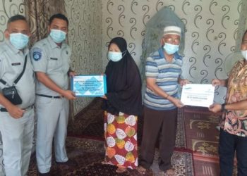 Korban Tewas Mobil Jatuh ke Danau Toba Terima Santunan. [Ist]