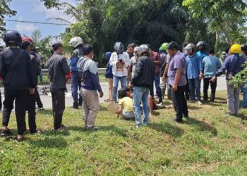 Warga ramai mengerumuni lokasi penemuan korban. [Ist]