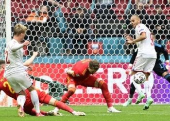 Pemain Denmark Kasper Dolberg menjebol gawang Wales yang dikawal Danny Ward dalam pertandingan babak 16 besar Euro 2020 yang digelar di Johan Cruijff Arena, Amsterdam, Belanda, Sabtu (26/6/2021). [AFP]