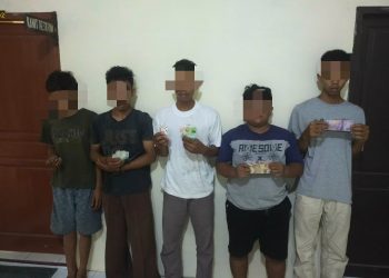 Para pelaku judi saat memperlihatkan barang bukti.
