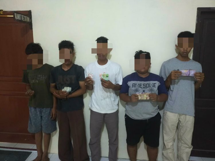 Para pelaku judi saat memperlihatkan barang bukti.