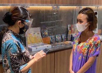 Kisah wanita berdaster dan sandal jepit sedang membeli emas dan logam mulia Rp 30 juta. Ia memberikan pesan menohok untuk para pelayan toko lainnya.Foto: Dok. pribadi Lutvia Arivatul.
