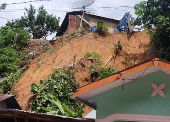Empat rumah warga di Kelurahan Pancuran Gerobak, Kota Sibolga rusak diterjang longsor, Selasa (29/6/2021). (Foto: iNews/Raymond)
