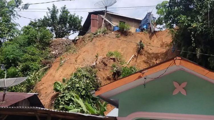 Empat rumah warga di Kelurahan Pancuran Gerobak, Kota Sibolga rusak diterjang longsor, Selasa (29/6/2021). (Foto: iNews/Raymond)