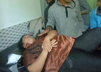 Korban Adelfina Azi (59), dibawa ke Puskesmas Nangaroro karena ditikam oleh orang tua siswa, Selasa (8/6/2021). (Foto: iNews/Joni Nura)