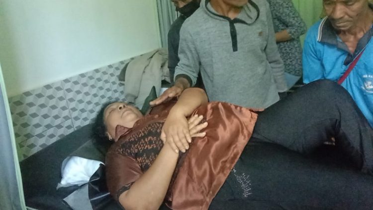 Korban Adelfina Azi (59), dibawa ke Puskesmas Nangaroro karena ditikam oleh orang tua siswa, Selasa (8/6/2021). (Foto: iNews/Joni Nura)