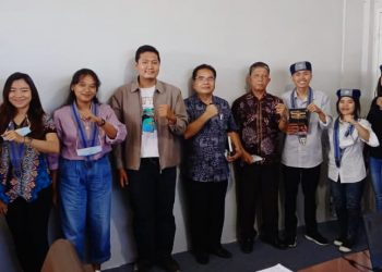 BPC GMKI (Gerakan Mahasiswa Kristen Indonesia) Pematangsiantar – Simalungun, foto bersama dengan Ephorus HKI usai pertemuan.
