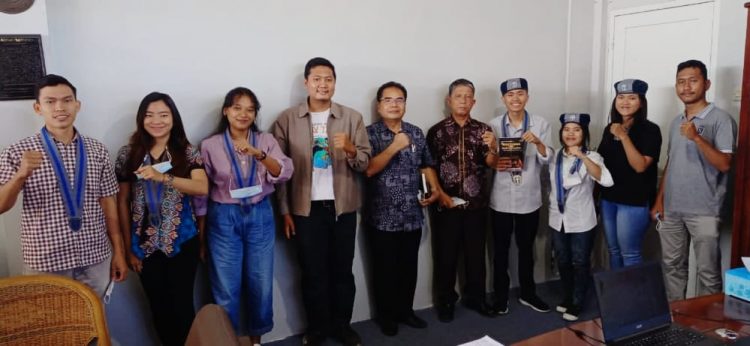 BPC GMKI (Gerakan Mahasiswa Kristen Indonesia) Pematangsiantar – Simalungun, foto bersama dengan Ephorus HKI usai pertemuan.
