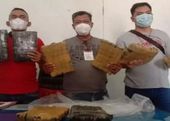 Petugas Satresnarkoba Polres Simalungun dan Lapas Kelas II A Pematangsiantar memperlihatkan 8 bungkus ganja yang akan diselundupkan. (Foto/Ist)
