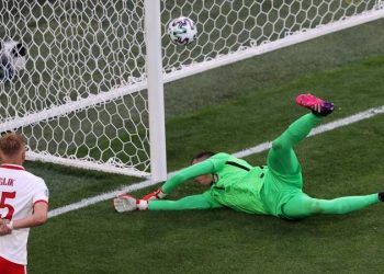 Wojciech Szczesny bikin gol bunuh diri saat Polandia dipermalukan Slovakia 1-2 pada laga pembuka Grup E Euro 2020, Senin (14/6/2021) malam WIB. (Foto: Reuters)