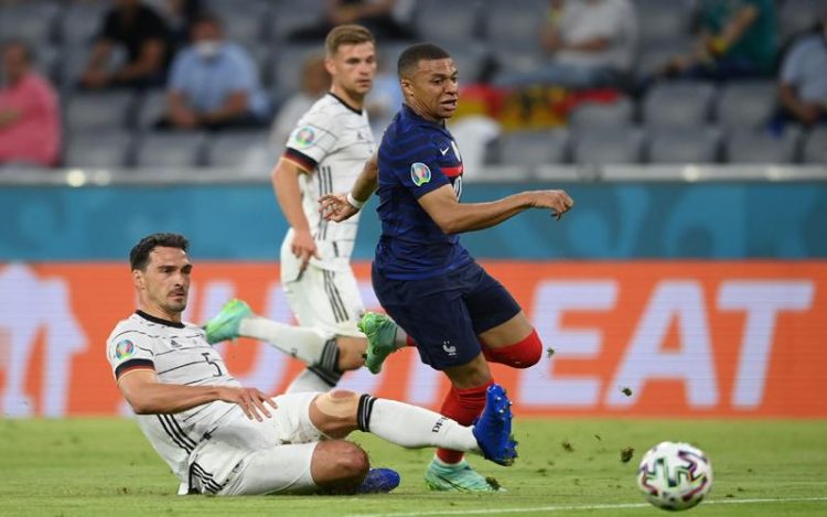 Gol striker Prancis Kylian Mbappe dan Karim Benzema ke gawang Jerman dianulir. Les Bleus cuma menang tipis 1-0 pada matchday perdana Grup F Euro 2020. (Foto: Reuters)