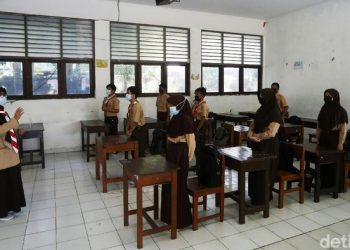 Uji coba pembelajaran tatap muka (PTM) di Ibu Kota, masih tetap berjalan di tengah lonjakan COVID-19. Salah satunya di Sekolah Memecah Pertama (SMP) Yamas, Kecamatan Makassar, Jakarta Timur. Foto: Rengga Sancaya
