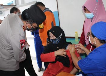 Kapolda Sumut saat tinjau vaksinasi massal Guru dan Lansia di YP Sultan Agung Pematangsiantar.