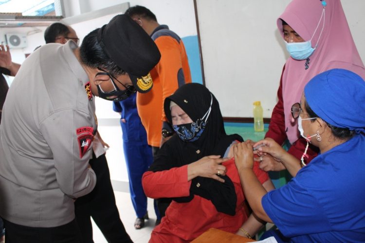Kapolda Sumut saat tinjau vaksinasi massal Guru dan Lansia di YP Sultan Agung Pematangsiantar.