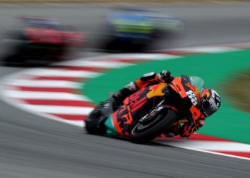 Pembalap KTM Miguel Oliveira menjadi nomor 1 di MotoGP Catalunya 2021 (foto: Reuters)