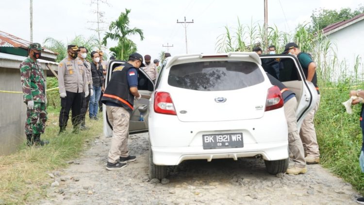 Kapolres Simalungun mendampingi Kepala Puslabfor Polda Sumut melakukan pendalaman penyelidikan di TKP.