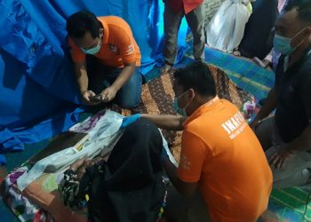 Petugas kepolisian saat melakukan identifikasi.