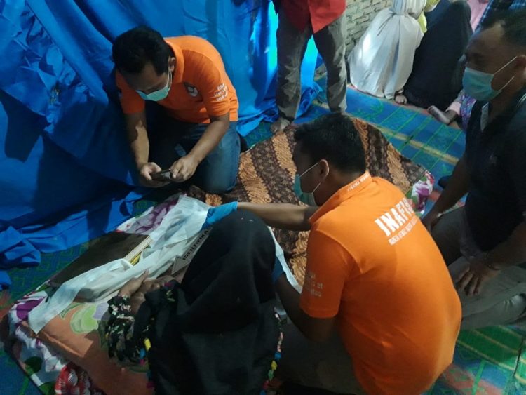 Petugas kepolisian saat melakukan identifikasi.