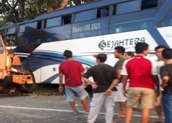 Mobil bus Sejahtera ditabrak truk boks di Jalan Tol Tanjungmorawa, Deliserdang. (Foto: istimewa)