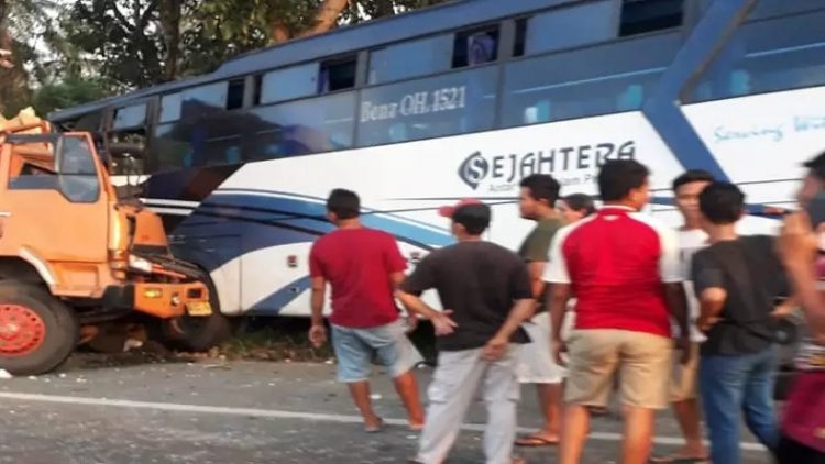 Mobil bus Sejahtera ditabrak truk boks di Jalan Tol Tanjungmorawa, Deliserdang. (Foto: istimewa)