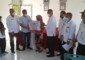 Bank BRI Unit Bosar Maligas saat menyerahkan asuransi kepada ahli waris.