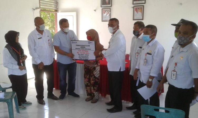 Bank BRI Unit Bosar Maligas saat menyerahkan asuransi kepada ahli waris.