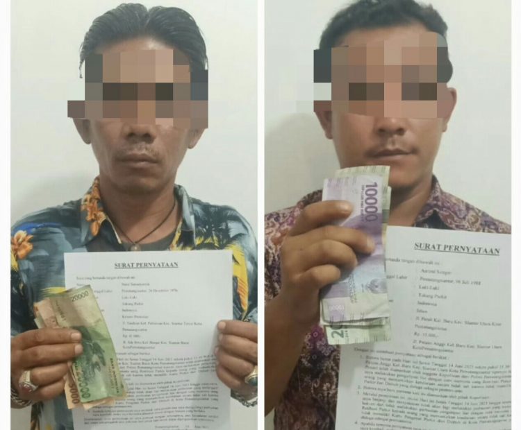 Foto kedua pelaku saat memperlihatkan barang bukti dan surat pernyataan.