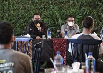 Arya Sinulingga (kiri) dan Theopilus Ginting saat menggelar konferensi pers terkait manajemen Karo United yang baru di Medan. (Foto: Istimewa)