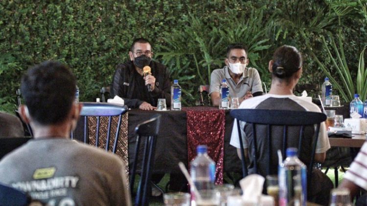 Arya Sinulingga (kiri) dan Theopilus Ginting saat menggelar konferensi pers terkait manajemen Karo United yang baru di Medan. (Foto: Istimewa)