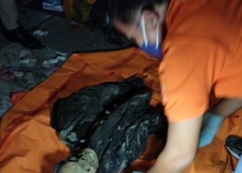 Kerangka manusuia saat dievakuasi petugas dari lokasi penemuan.