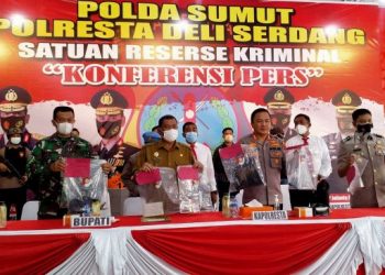 Kapolresta Deli Serdang AKBP Yemi Mandagi memaparkan kasus pembunuhan. [Suara.com/M.Aribowo]
