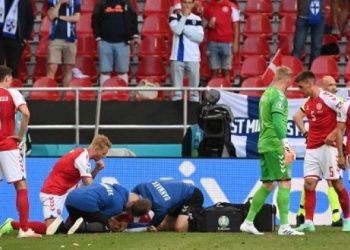 Gelandang Denmark Christian Eriksen mendapatkan perawatan intensif di lapangan setelah kolaps saat menghadapi Finlandia di laga Grup B Euro 2020 dithe Parken Stadium, Kopenhagen. Jonathan NACKSTRAND / POOL / AFP