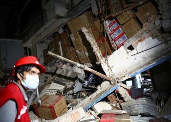 Petugas penyelamat menginspeksi lokasi ledakan di Dhaka, Bangladesh, Minggu (27/6/2021) malam. (Foto: Reuters)
