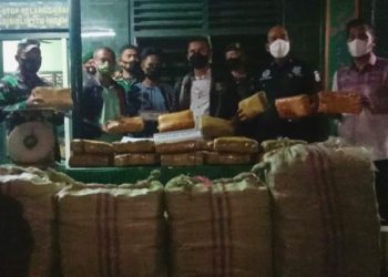 Anggota TNI saat mengamankan pengemudi mobil bawa 148 kg di Deliserdang. (Foto: Istimewa)