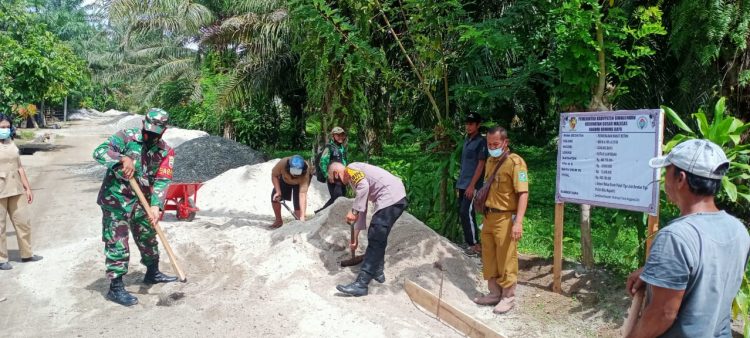 Proyek perkerasan rabat beton di Nagori Gunung Bayu tampak lagi dikerjakan.