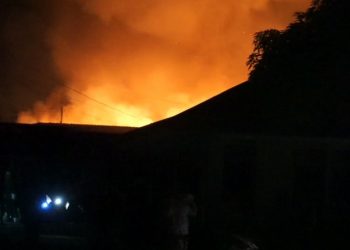 Sebanyak 120 kios di Pasar Tradisional Kota Pinang ludes terbakar, Senin (7/6/2021) malam. (Foto: iNews/Ilham Syafii)