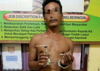 Foto pelaku Yatim memegang barang bukti.