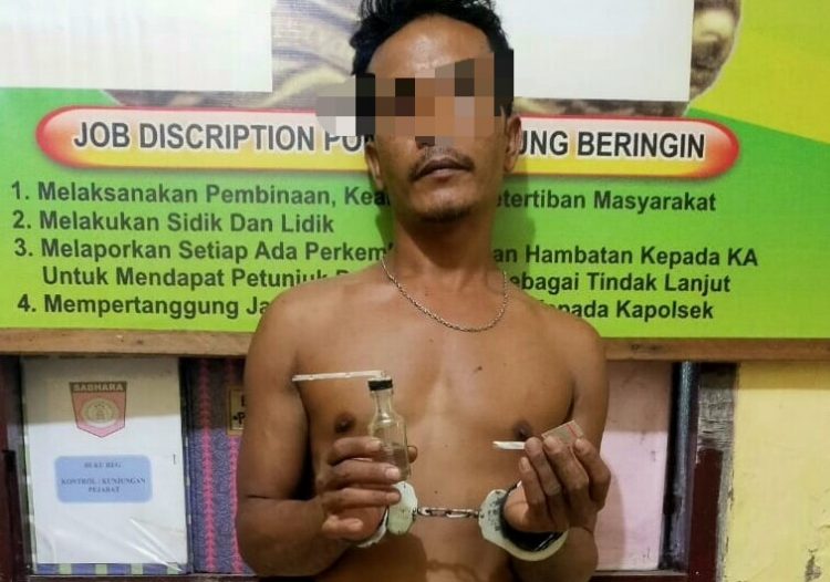 Foto pelaku Yatim memegang barang bukti.