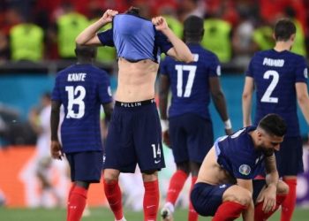 Para pemain Prancis terlihat kecewa setelah mereka kalah adu penalti kontra Swiss dalam babak 16 besar Euro 2020 di Arena Nationalia , Bukarest, Selasa (29/6/2021) dini hari WIB. FRANCK FIFE / POOL / AFP.