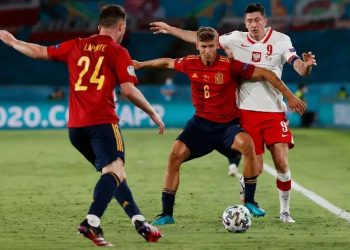 Timnas Spanyol bermain imbang 1-1 dengan Polandia di laga kedua Grup E Euro 2020. Kemenangan Spanyol pupus setelah Robert Lewandowski (nomor 9) mencetak gol penyeimbang. (foto: Reuters)