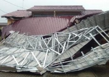 Salah satu atap rumah warga yang roboh akibat dihantam puting beliung di kawasan Tanjung Anom, Kecamatan Pancurbatu, Deliserdang. (Foto: Istimewa)
