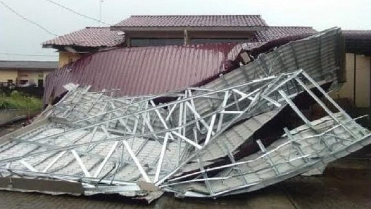 Salah satu atap rumah warga yang roboh akibat dihantam puting beliung di kawasan Tanjung Anom, Kecamatan Pancurbatu, Deliserdang. (Foto: Istimewa)