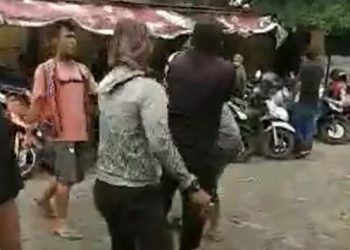 Foto: Screenshot video viral satpam tendang penyandang disabilitas di Medan