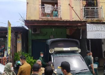 Tim gabungan Satpol PP/WH dan TNI/Polri saat menyegel salon kecantikan di Banda Aceh, Selasa (29/6/2021). Kedua salon dituduh menjadi tempat pelanggaran liwat atau homoseksual. Foto: Antara