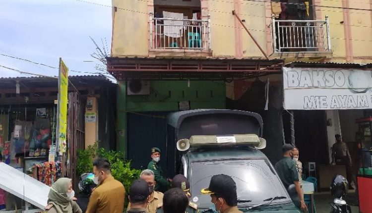 Tim gabungan Satpol PP/WH dan TNI/Polri saat menyegel salon kecantikan di Banda Aceh, Selasa (29/6/2021). Kedua salon dituduh menjadi tempat pelanggaran liwat atau homoseksual. Foto: Antara