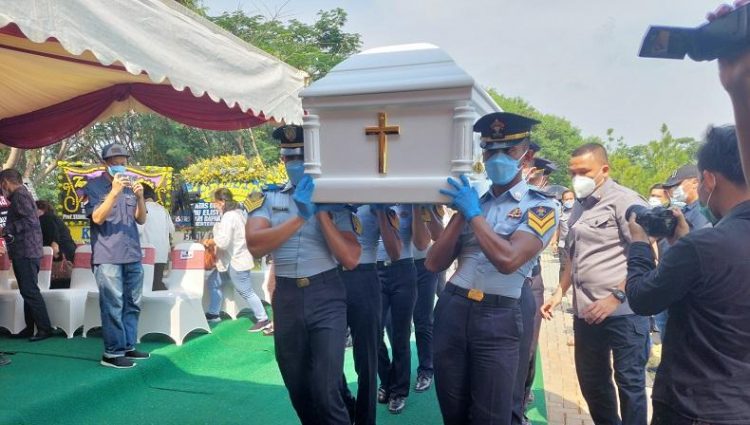 Pemakaman istri Menkumham Yasonna H Laoly, Elisye Widya Ketaren, di San Diego Hills Memorial Park Karawang, Jawa Barat. (Foto: MPI/Nilakusuma)