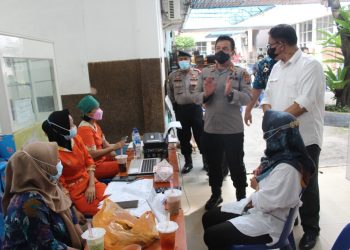 Kapolres Pematangsiantar, AKBP Boy Sutan Binanga Siregar SIK meninjau pelaksanaan vaksinasi Covid-19 untuk warga lanjut usia (Lansia) dan tenaga pendidik, pada Kamis (10/6/2021), pukul 11.00 WIB.