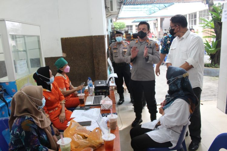Kapolres Pematangsiantar, AKBP Boy Sutan Binanga Siregar SIK meninjau pelaksanaan vaksinasi Covid-19 untuk warga lanjut usia (Lansia) dan tenaga pendidik, pada Kamis (10/6/2021), pukul 11.00 WIB.