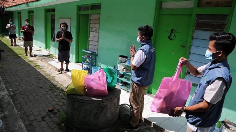Pasien Covid-19 yang isolasi mandiri bisa mendapatkan obat gratis hanya lewat WhatsApp. (Foto: dok Sindo)