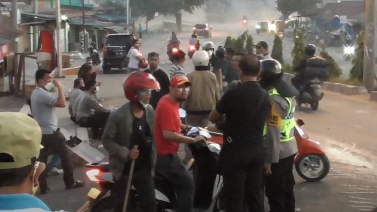 Polisi berjaga-jaga di lokasi tawuran warga dan menangkap pemuda yang diduga terlibat dalam aksi tersebut. (Foto: iNews/Yudha Bahar)